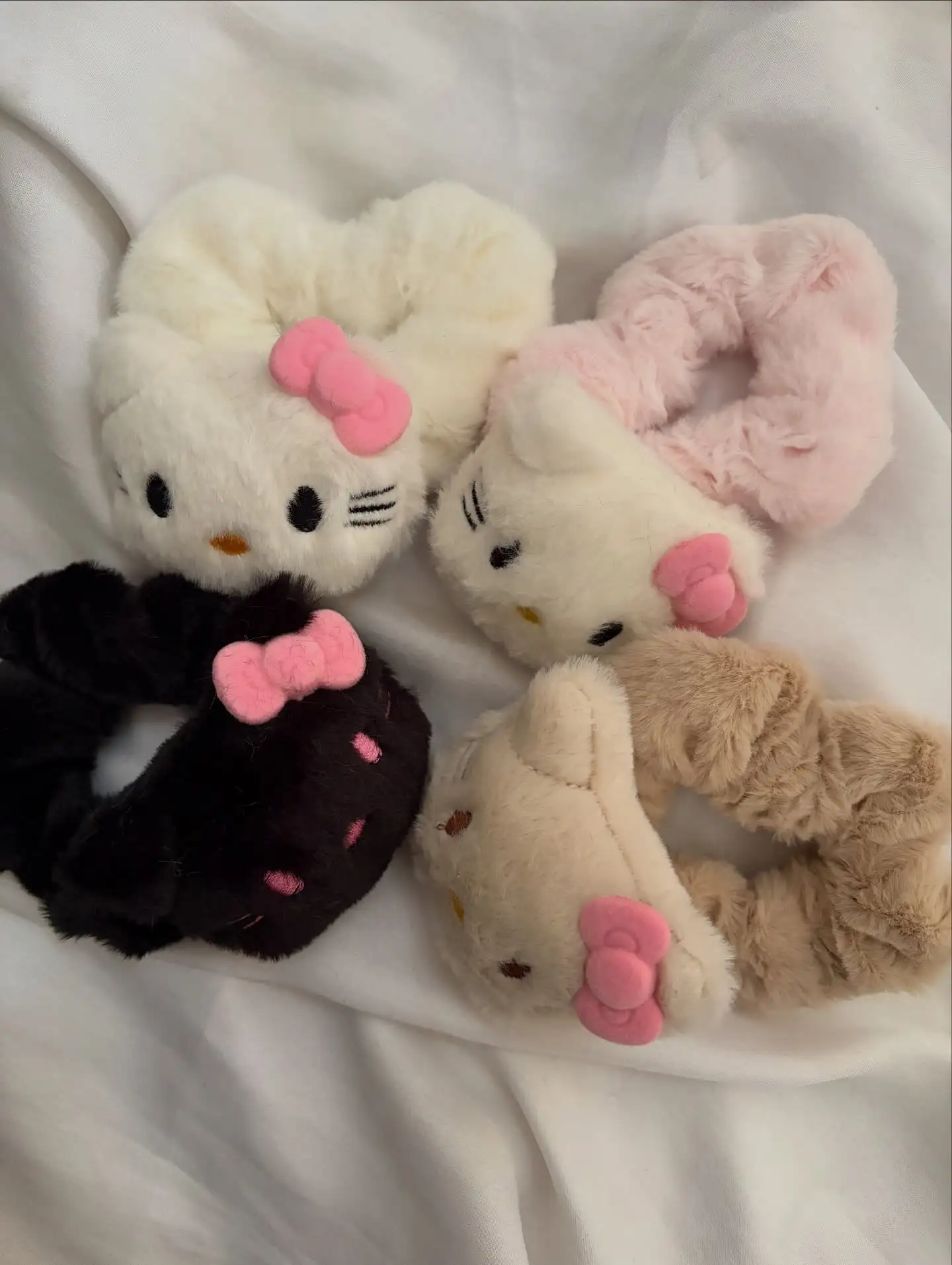 Hello Kitty Cozy Plush Scrunchie -2